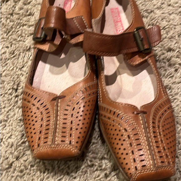 Like new brown leather  Pikolinos. Very comfy. Size 8 - Picture 1 of 3